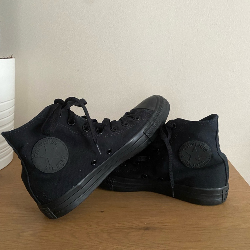 Women’s converse black hi tops all stars NWOB size 7.5